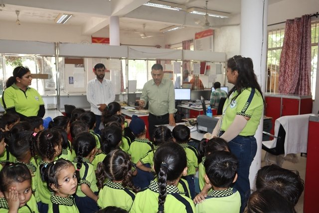 Field Trip visit to post office | LKG